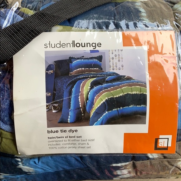 New Comforter set w/sham, fleece blanket & sheets! - Picture 2 of 5